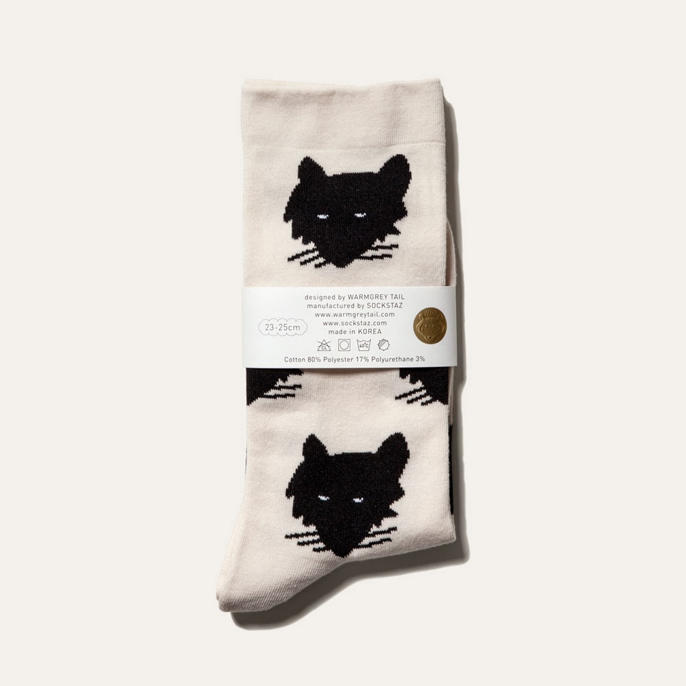 Warmgreytail reine Baumwoll Socken Wolf Creme mit schwarzen Wolfskoepfen.